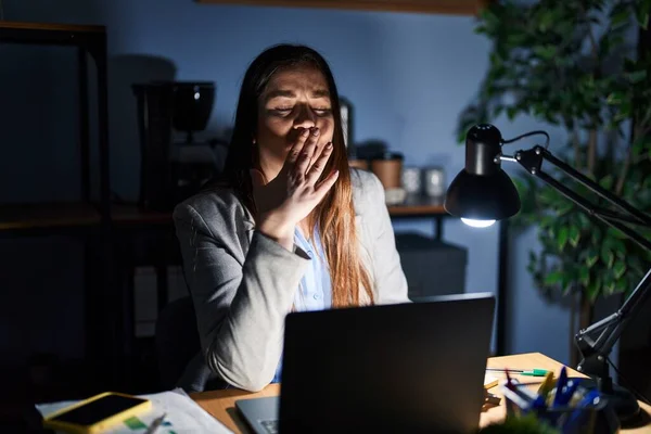 Geceleri Ofiste Çalışan Esmer Bir Kadın Ağzını Eliyle Kapatmaktan Sıkılmış — Stok fotoğraf