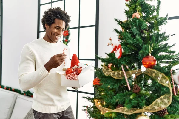 Joven Afroamericano Hombre Sonriendo Feliz Decorando Árbol Navidad Casa —  Fotos de Stock