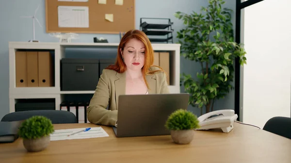 Jonge Roodharige Vrouw Zakenman Met Behulp Van Laptop Werken Kantoor — Stockfoto