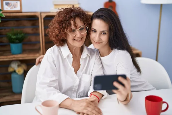 Two Women Mother Daughter Make Selfie Smartphone Home — Stockfoto