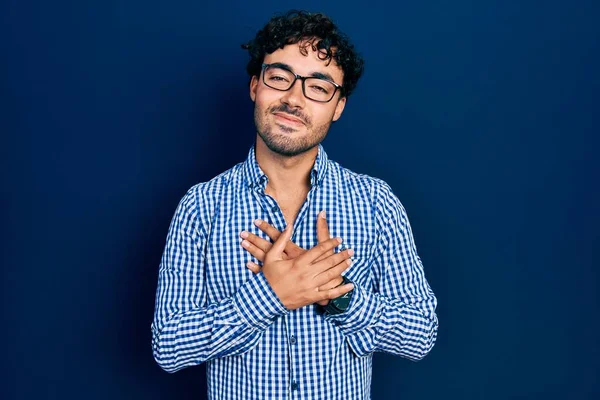 Jovem Hispânico Vestindo Roupas Casuais Óculos Sorrindo Com Mãos Peito — Fotografia de Stock