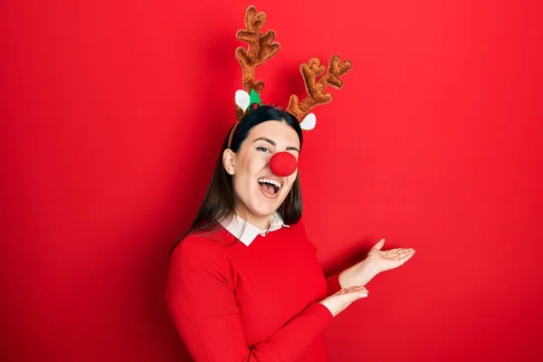 Young Hispanic Woman Wearing Deer Christmas Hat Red Nose Inviting – stockfoto