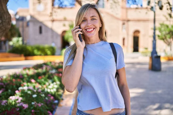 Mladá Blondýnka Žena Usměvavá Sebevědomě Mluví Smartphone Parku — Stock fotografie