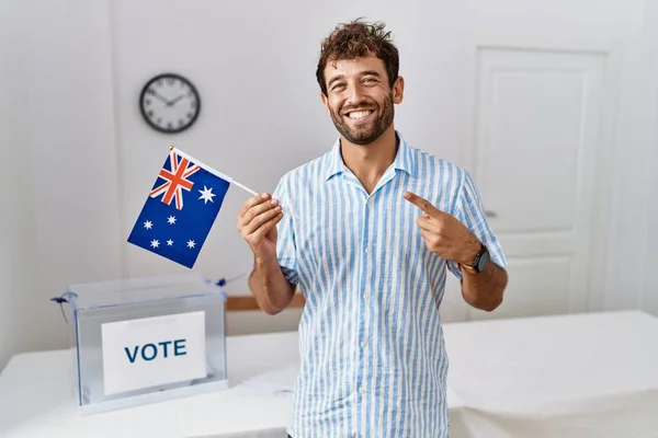 Jonge Knappe Man Bij Politieke Campagne Verkiezing Met Australische Vlag — Stockfoto