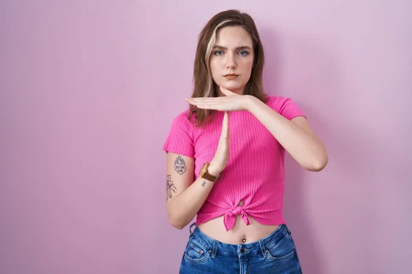 Blonde Caucasian Woman Standing Pink Background Doing Time Out Gesture — Stockfoto