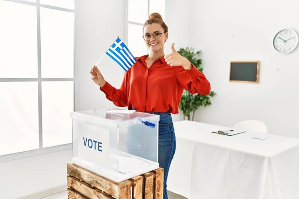 Mladá Brunetka Žena Dávat Obálku Hlasovací Urně Drží Řecké Vlajky — Stock fotografie