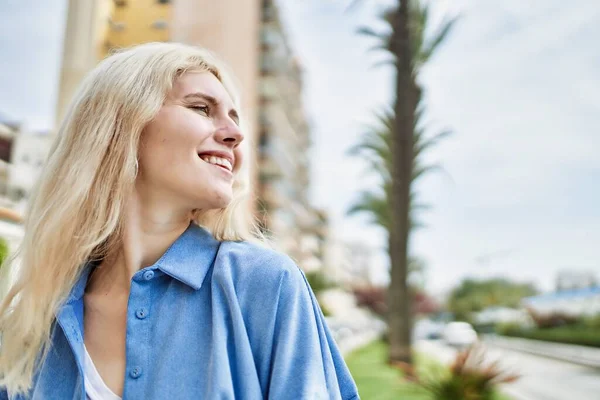 Krásná Blondýnka Mladá Žena Usměvavá Šťastný Venku Slunný Den — Stock fotografie