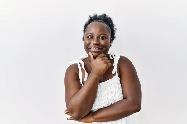 Молодая Африканская Женщина Стоящая Белом Изолированном Фоне Уверенно Глядя Камеру — стоковое фото