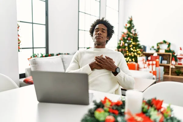 Joven Hombre Afroamericano Usando Portátil Sentado Mesa Por Árbol Navidad — Foto de Stock