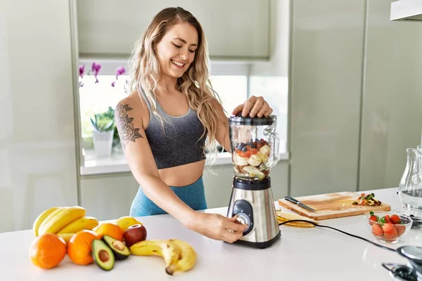 Junge Frau Lächelt Selbstbewusst Und Mixt Gesunden Smoothie Küche — Stockfoto