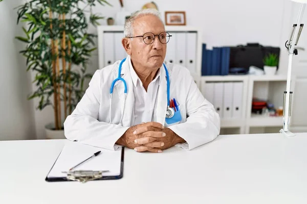 Старший Чоловік Уніформі Лікаря Працює Клініці — стокове фото