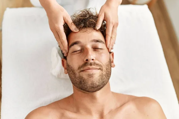 Joven Hombre Hispano Teniendo Masaje Facial Centro Belleza —  Fotos de Stock