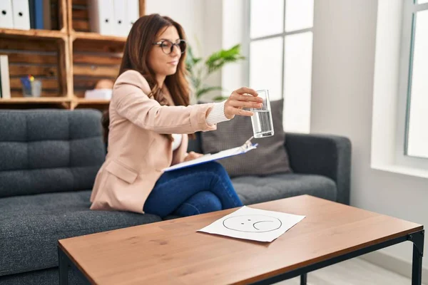 Young Hispanic Woman Having Psychologist Session Offering Glass Water Psychology — Stock Photo, Image