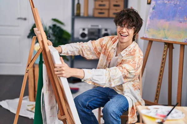 Young Hispanic Man Artist Smiling Confident Drawing Art Studio — Fotografia de Stock