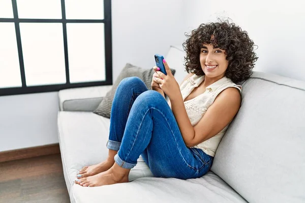 Joven Mujer Oriente Medio Sonriendo Confiado Usando Teléfono Inteligente Casa — Foto de Stock