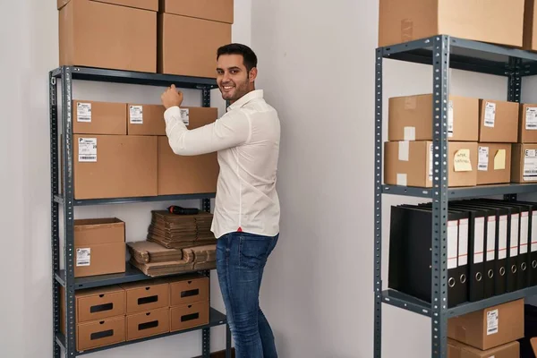 Ung Latinamerikansk Man Handel Företagare Organisera Paket Kontoret — Stockfoto