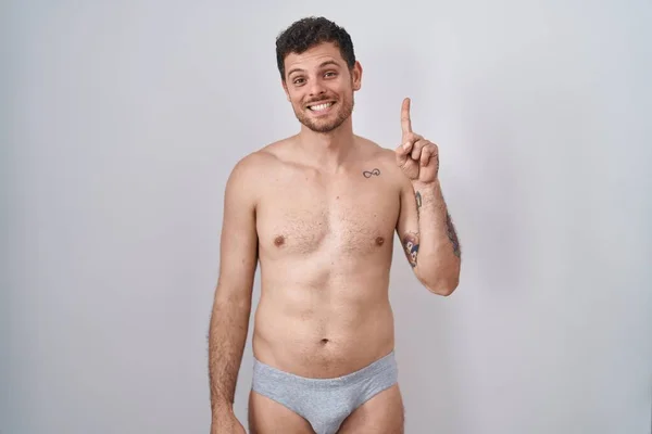 Jovem Hispânico Sem Camisa Vestindo Underware Mostrando Apontando Para Cima — Fotografia de Stock