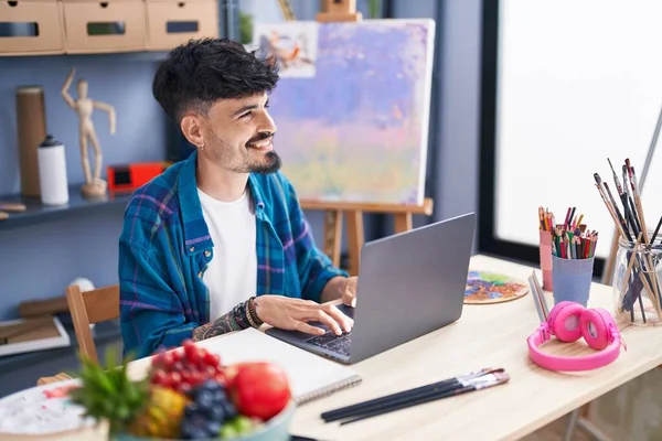 Young Hispanic Man Artist Smiling Confident Using Laptop Art Studio — ストック写真