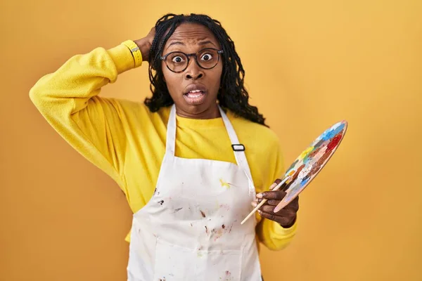 African Woman Holding Painter Palette Crazy Scared Hands Head Afraid — Stock Photo, Image