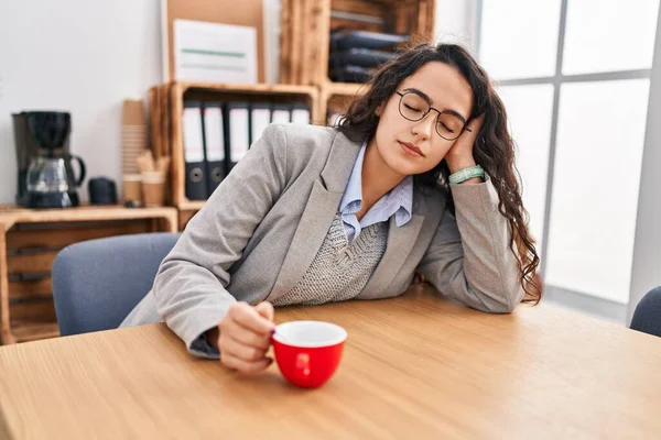 Fiatal Spanyol Üzletember Alszik Kezében Csésze Kávé Asztalon Irodában — Stock Fotó