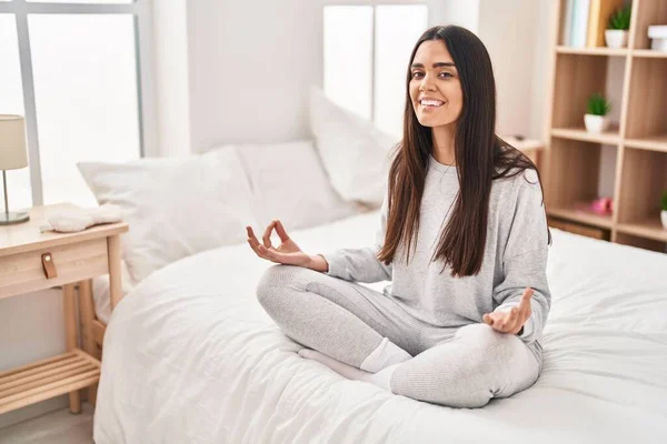 Young Hispanic Woman Doing Yoga Exercise Sitting Bed Bedroom — Stock fotografie