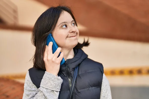 Νεαρή Γυναίκα Σύνδρομο Χαμογελά Αυτοπεποίθηση Μιλώντας Στο Smartphone Στο Δρόμο — Φωτογραφία Αρχείου