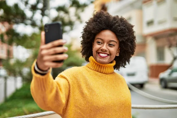 Mladý Africký Americký Dívka Usměvavý Šťastný Dělat Selfie Smartphonu Městě — Stock fotografie