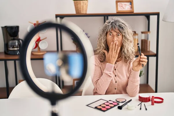 Grabación Mujer Mediana Edad Constituye Tutorial Con Teléfono Inteligente Casa —  Fotos de Stock