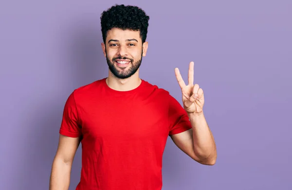 Jonge Arabische Man Met Baard Casual Rood Shirt Tonen Wijzen — Stockfoto