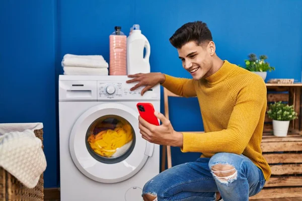 Jovem Hispânico Usando Roupas Lavagem Smartphones Lavanderia — Fotografia de Stock