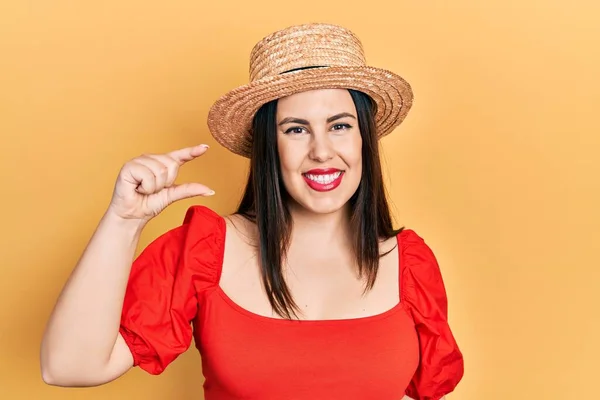 Νεαρή Ισπανόφωνη Γυναίκα Που Φοράει Καλοκαιρινό Καπέλο Χαμογελώντας Και Αυτοπεποίθηση — Φωτογραφία Αρχείου