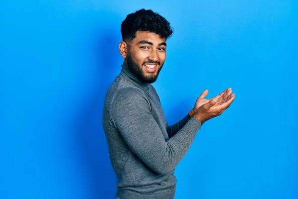 Arab Man Beard Wearing Turtleneck Sweater Pointing Aside Hands Open — ストック写真