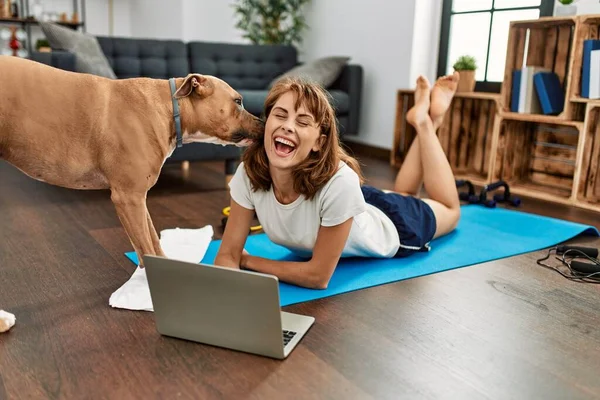 Fiatal Kaukázusi Sportnő Mosolygós Magabiztos Segítségével Laptop Kutyával Otthon — Stock Fotó