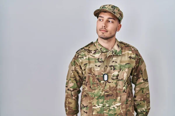 Joven Hispano Vestido Con Uniforme Camuflaje Del Ejército Sonriendo Mirando — Foto de Stock