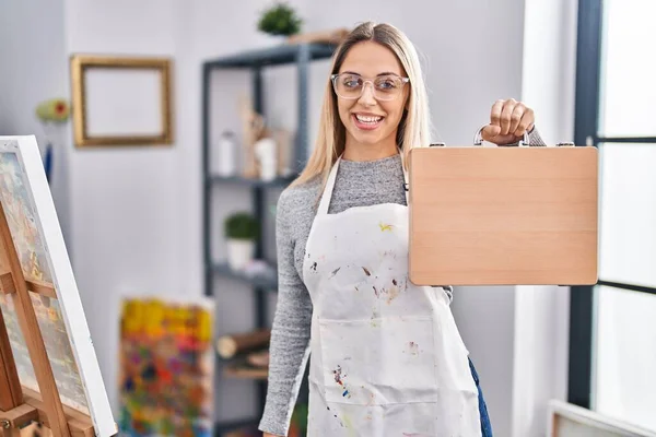 Ung Blond Målare Kvinna Håller Trä Fall Konst Studio Ser — Stockfoto