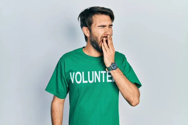 Jovem Hispânico Vestindo Shirt Voluntária Entediado Bocejo Cansado Cobrindo Boca — Fotografia de Stock