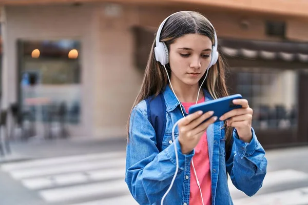 Adorable Girl Playing Video Game Street — ストック写真