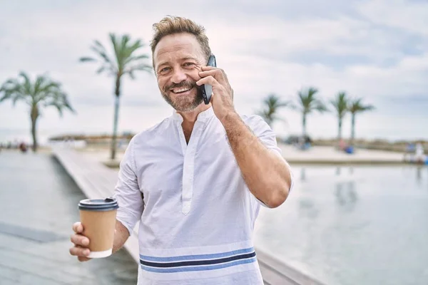 Homem Meia Idade Segurando Café Conversando Com Telefone Junto Mar — Fotografia de Stock