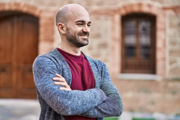 Giovane Uomo Sorridente Fiducioso Piedi Con Braccia Incrociate Gesto Strada — Foto Stock