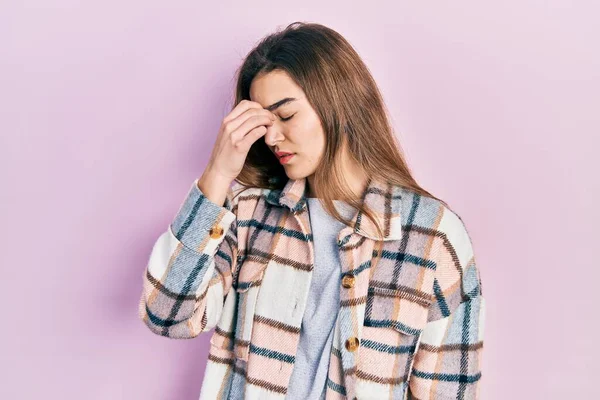 年轻的高加索女孩穿着休闲服 疲惫地揉揉鼻子和眼睛 感到疲劳和头痛 压力和挫败感概念 — 图库照片