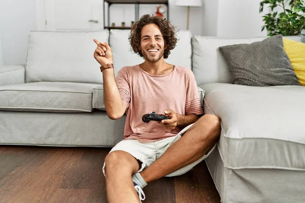 Jovem Hispânico Jogando Vídeo Game Segurando Controlador Casa Sorrindo Feliz — Fotografia de Stock