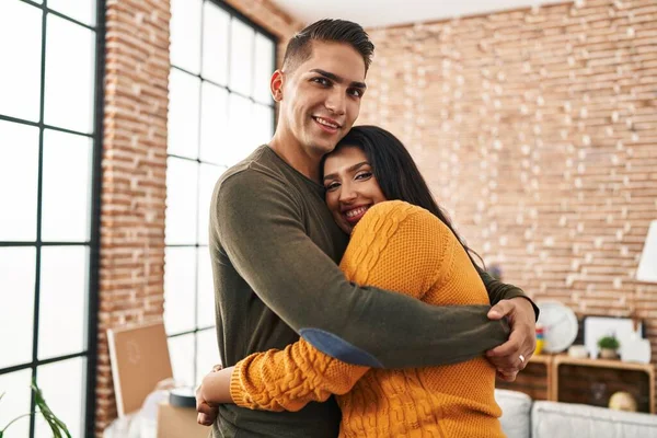 Man Vrouw Paar Knuffelen Elkaar Staan Nieuw Huis — Stockfoto