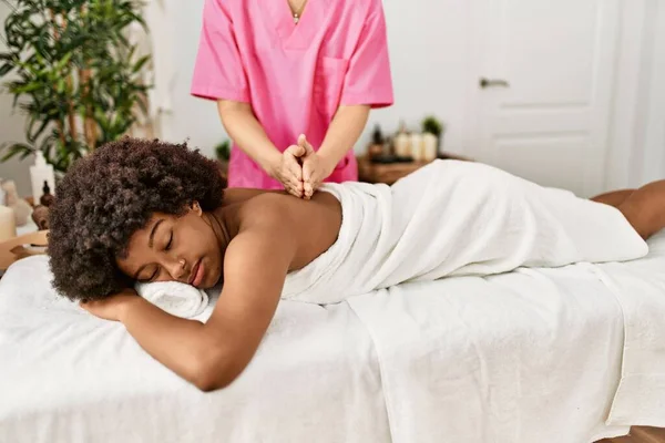 Young African American Woman Having Back Massage Beauty Center — стоковое фото