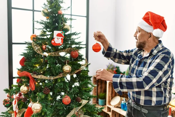 Ανώτερος Άντρας Γενειάδα Φορώντας Καπέλο Σάντα Claus Γιορτάζοντας Χριστούγεννα Στο — Φωτογραφία Αρχείου