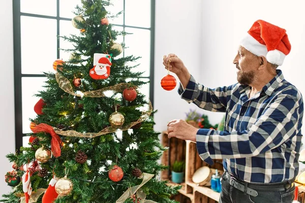 Senior Man Med Skägg Bär Jultomte Hatt Firar Jul Hemma — Stockfoto