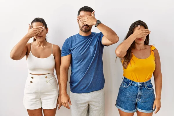 Grupa Młodych Latynosów Stojących Nad Odosobnionym Tłem Zakrywającym Oczy Ręką — Zdjęcie stockowe