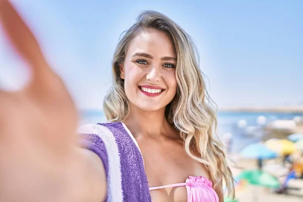 Gadis Pirang Muda Mengenakan Bikini Membuat Selfie Dengan Kamera Pantai — Stok Foto