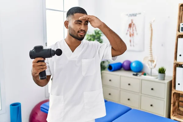 Joven Fisioterapeuta Indio Sosteniendo Pistola Masaje Terapia Centro Bienestar Muy — Foto de Stock