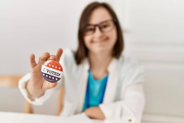 Brunette Woman Syndrome Smiling Holding Vote Badge Election Room — Stock Photo, Image