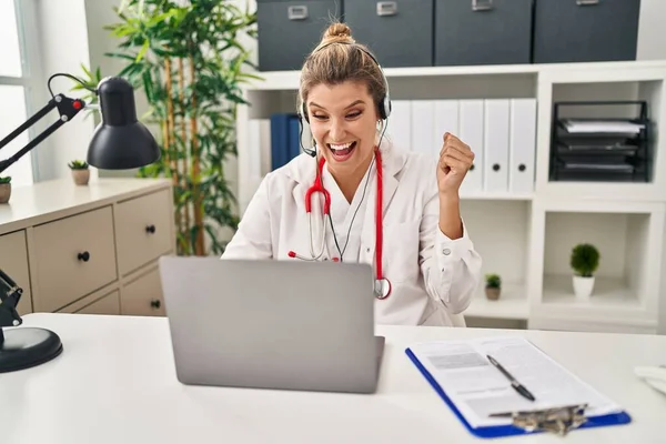 Young Doctor Woman Wearing Doctor Uniform Working Using Computer Laptop — 图库照片